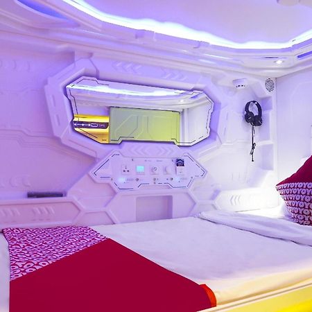 OYO 91328 Fiducia Capsule Hotel Jakarta Exterior foto