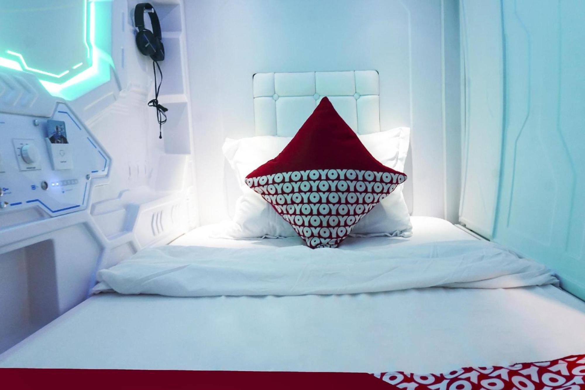 OYO 91328 Fiducia Capsule Hotel Jakarta Exterior foto