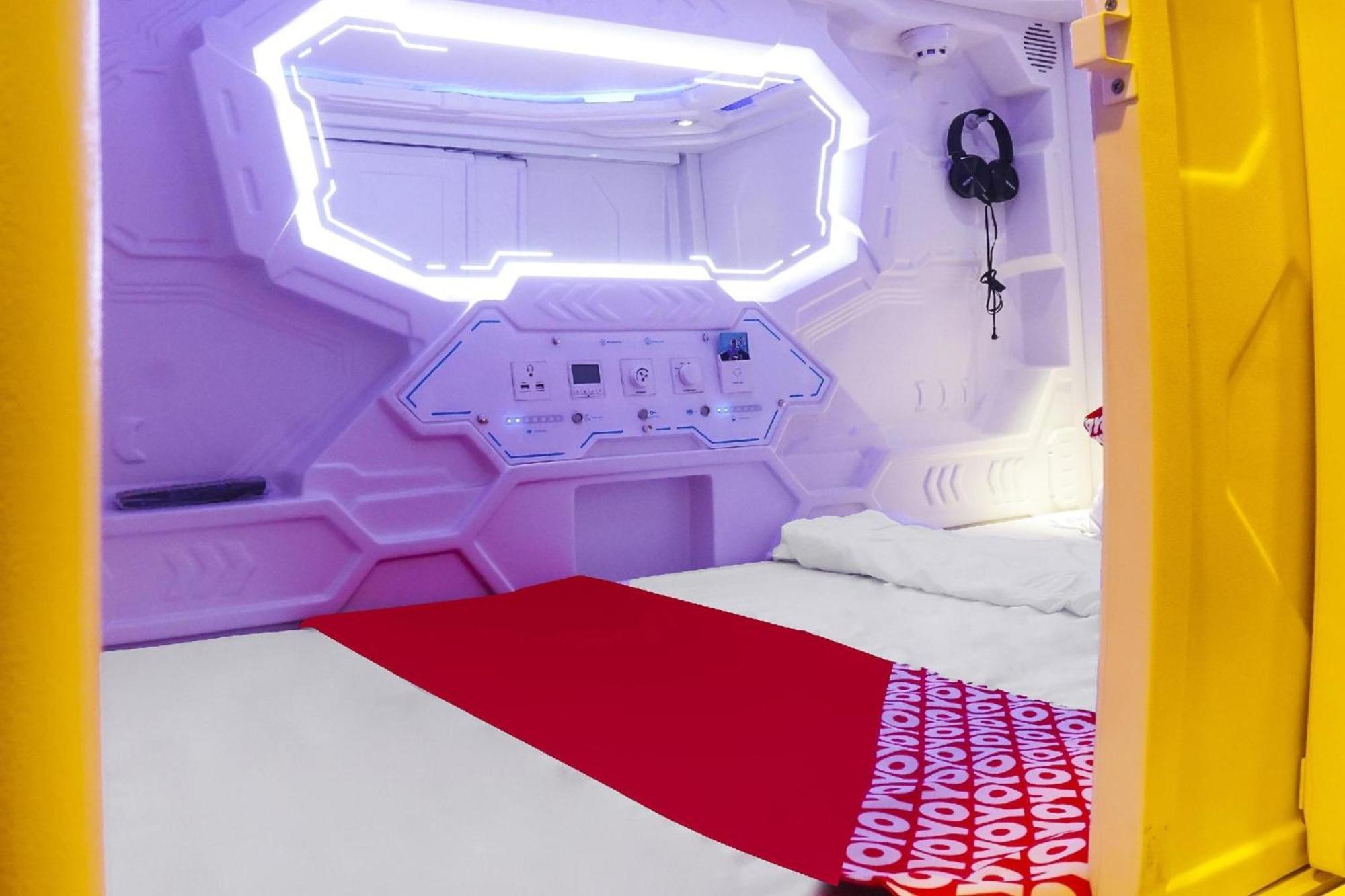 OYO 91328 Fiducia Capsule Hotel Jakarta Exterior foto