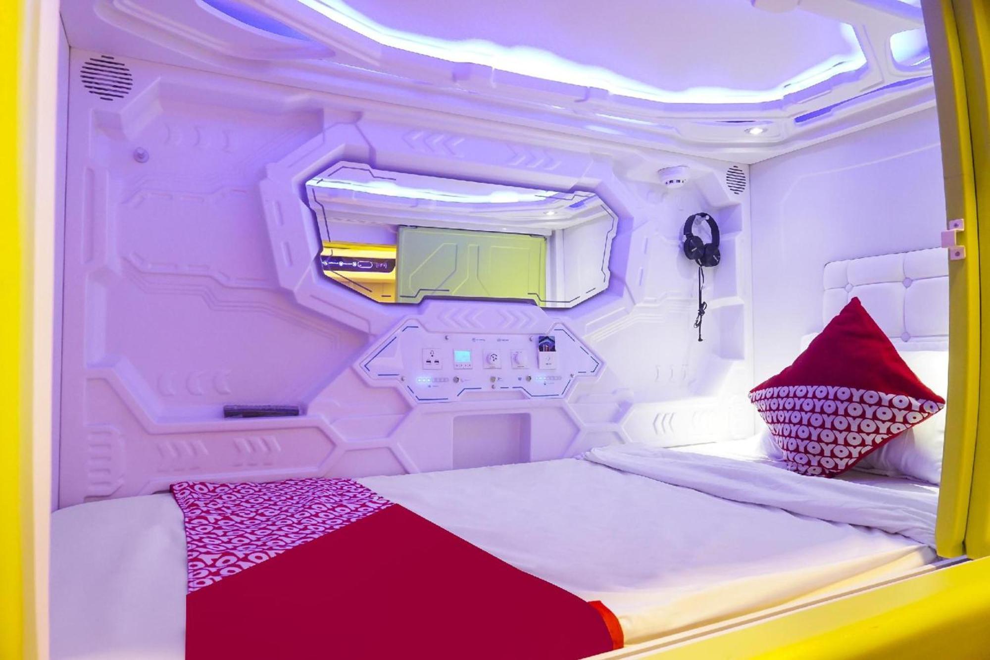 OYO 91328 Fiducia Capsule Hotel Jakarta Exterior foto